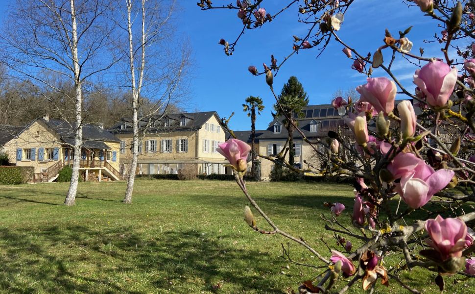 Propriété à Logements Multiples avec une Ancienne Chapelle et des Vues Montagnes